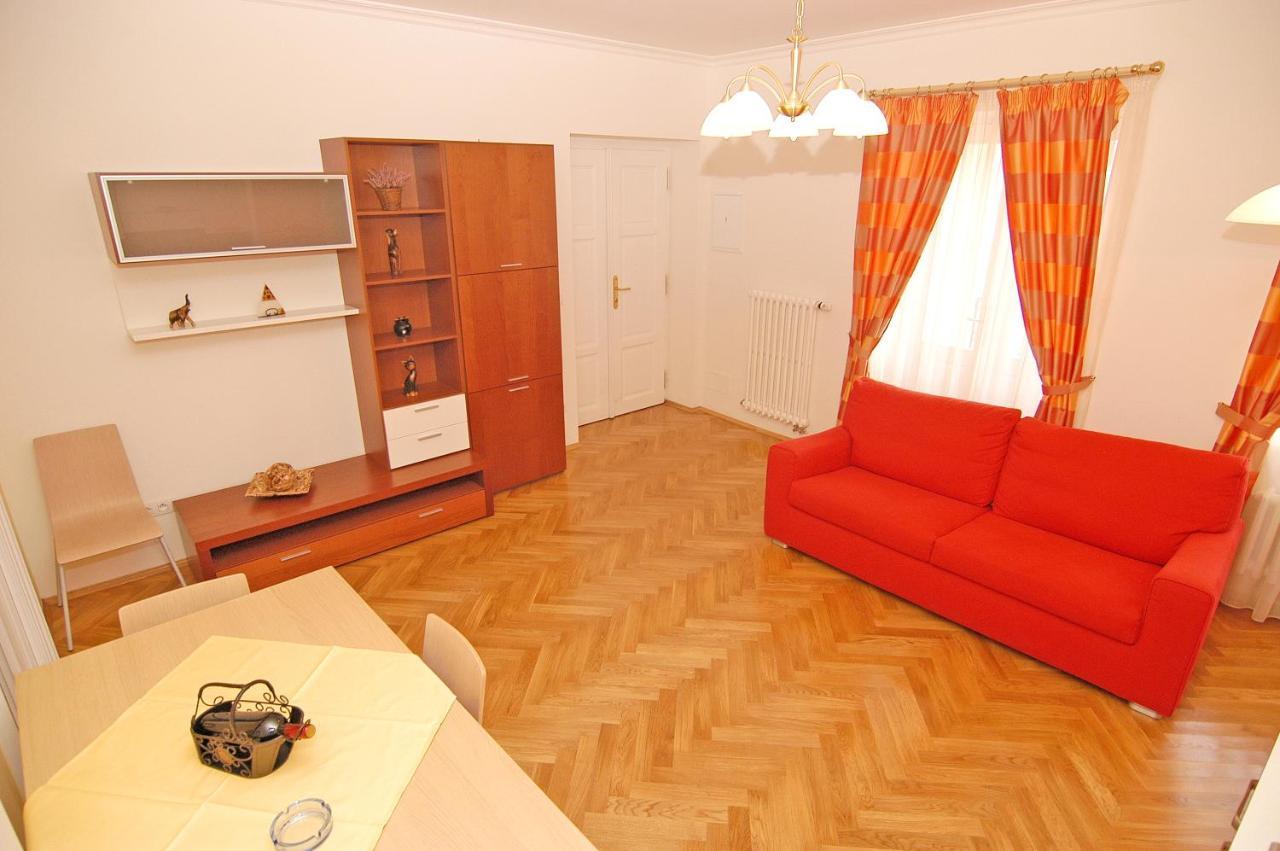 Residence La Familia Praga Esterno foto